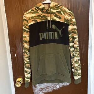 PUMA Men's Green and Black Camouflage Hoodie Size Small